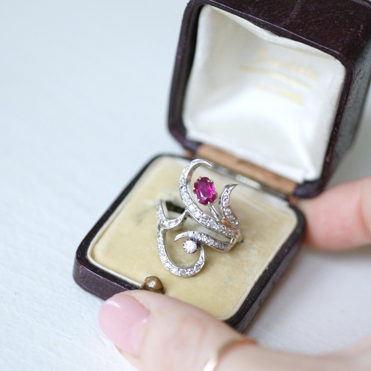 Bague en or blanc, rubis, et diamants - Castafiore