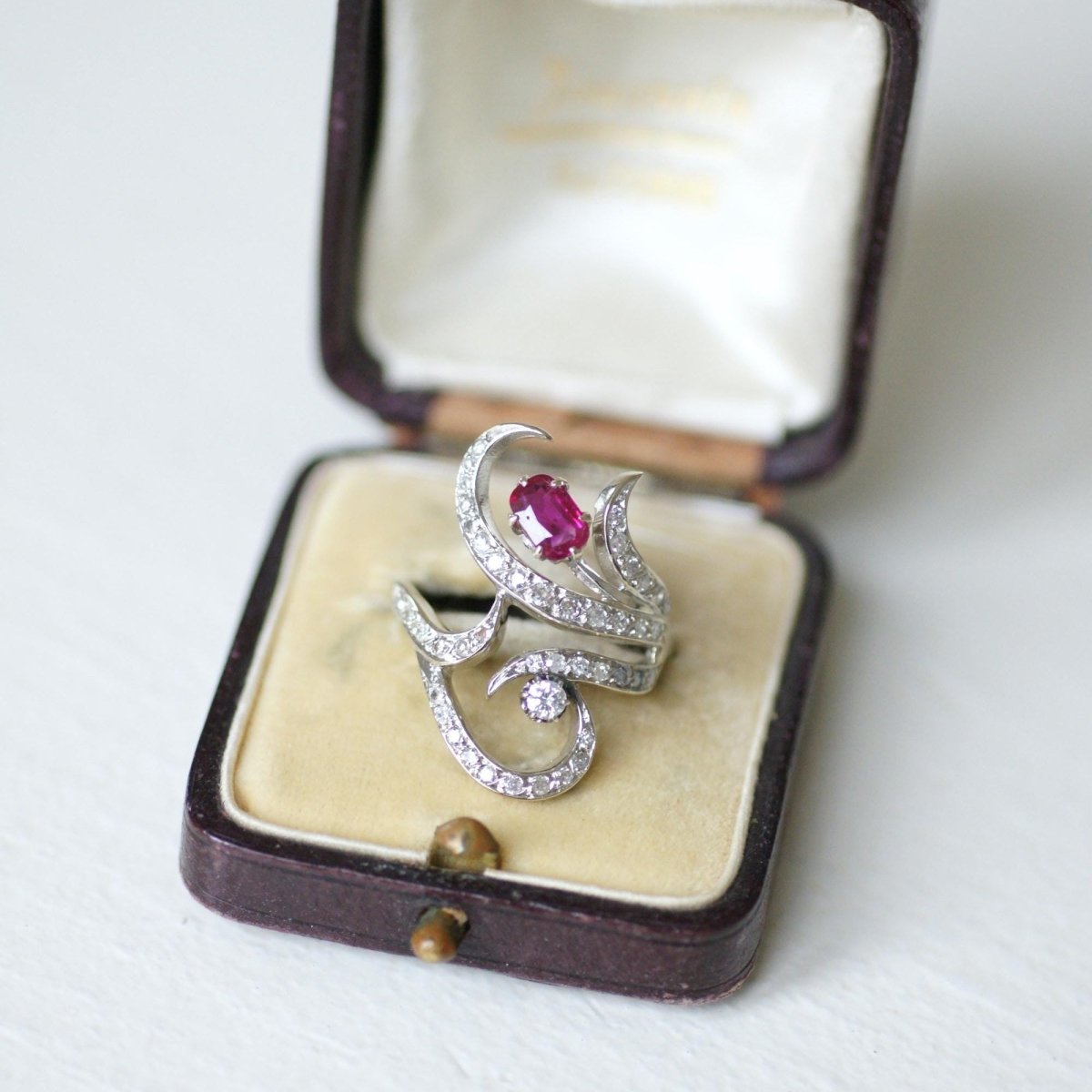 Bague en or blanc, rubis, et diamants - Castafiore