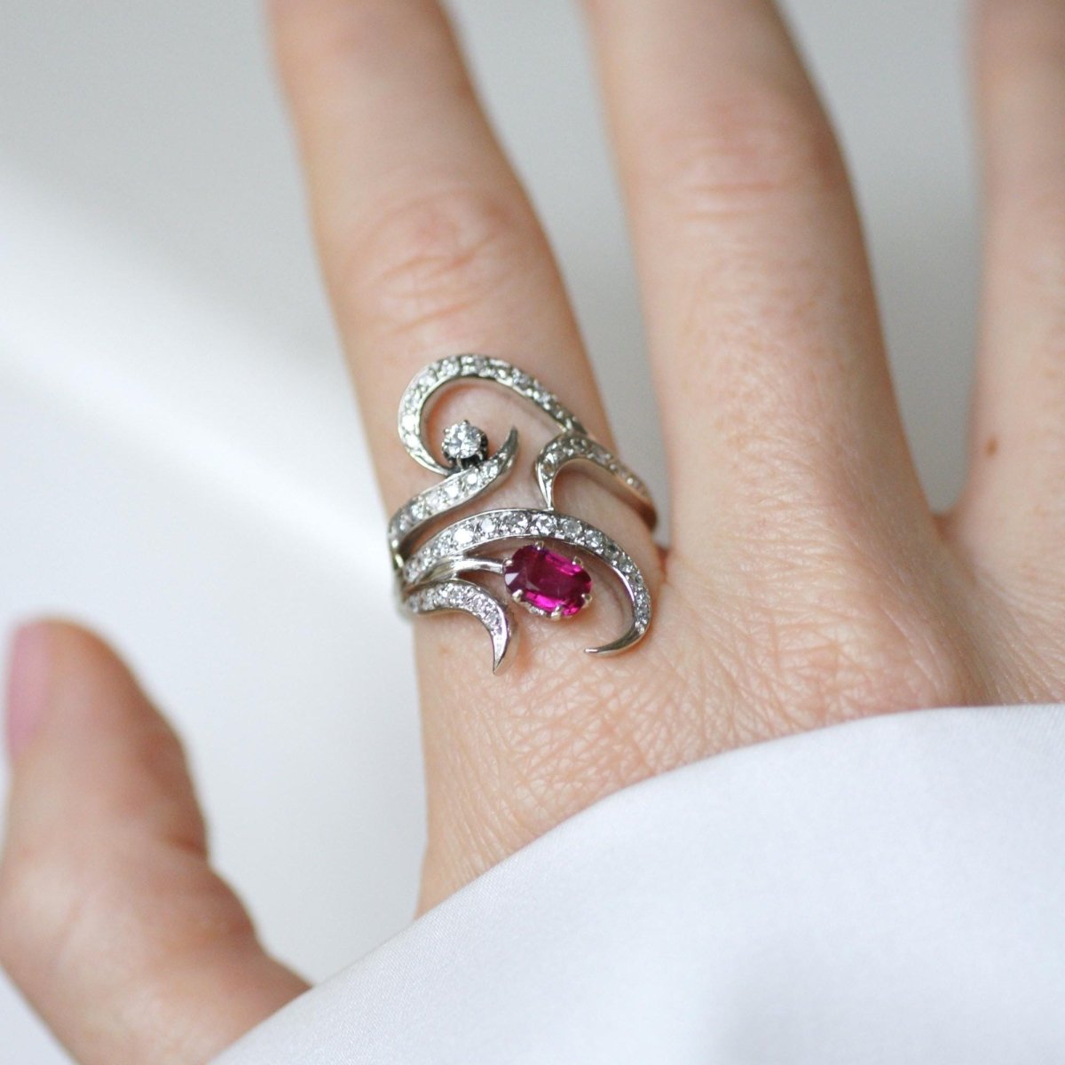 Bague en or blanc, rubis, et diamants - Castafiore