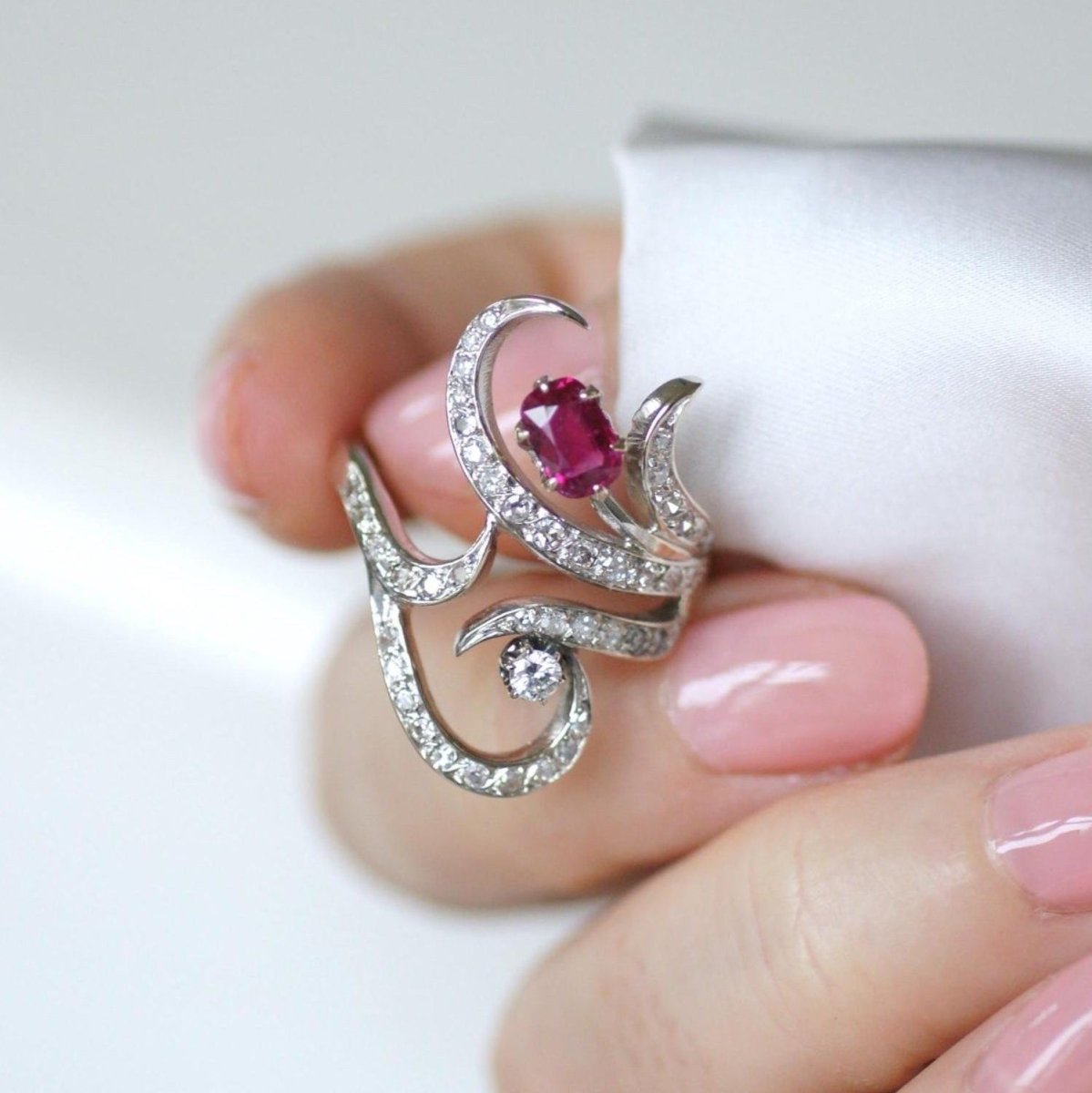 Bague en or blanc, rubis, et diamants - Castafiore