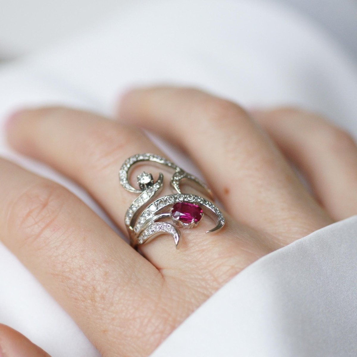 Bague en or blanc, rubis, et diamants - Castafiore