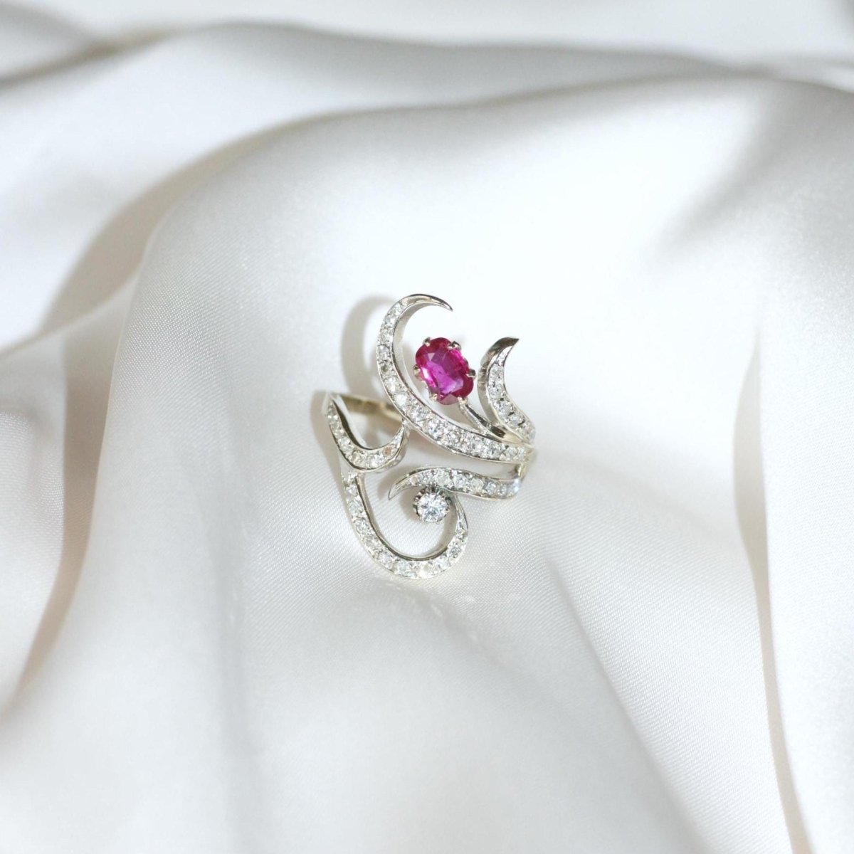 Bague en or blanc, rubis, et diamants - Castafiore