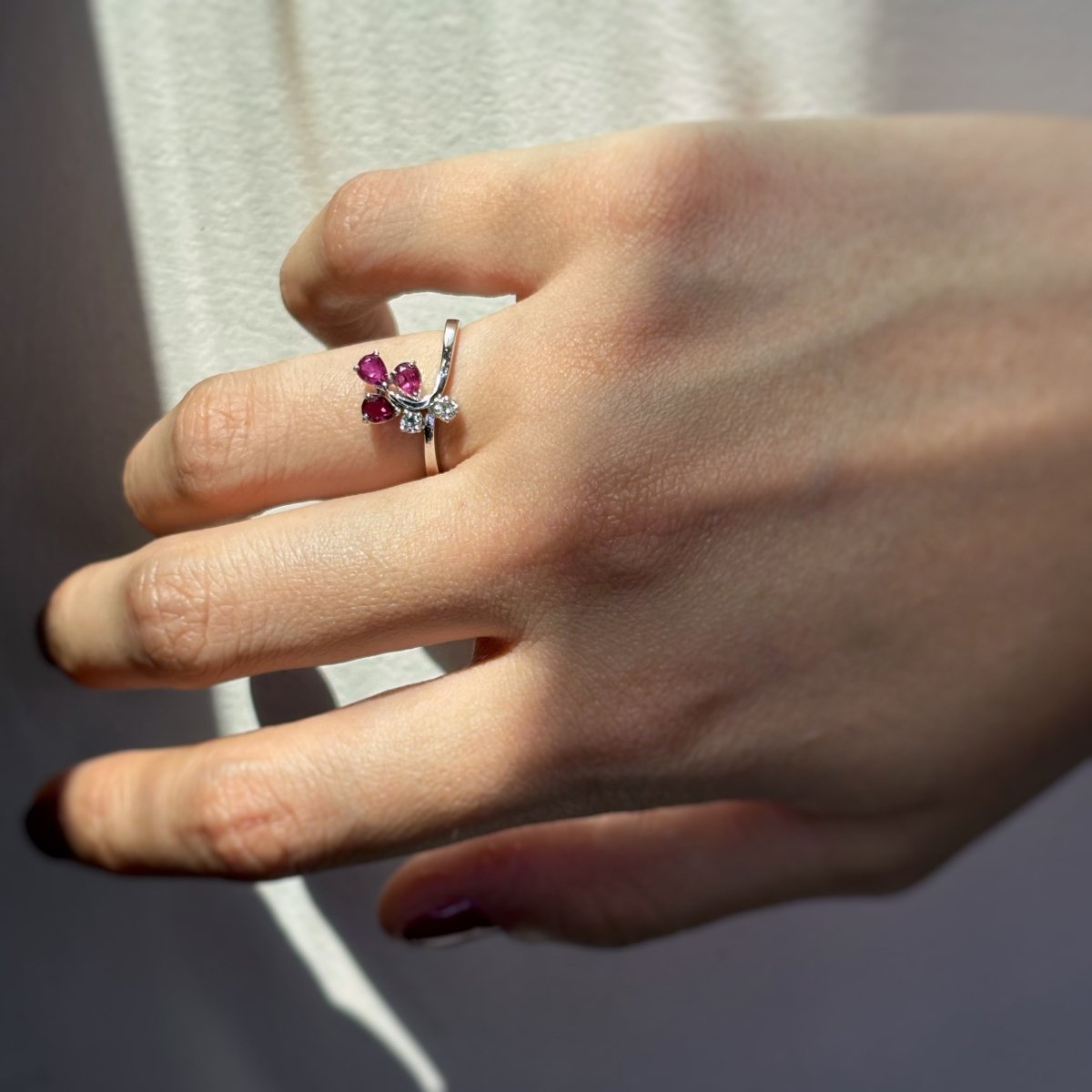 Bague en or blanc, rubis et diamants - Castafiore