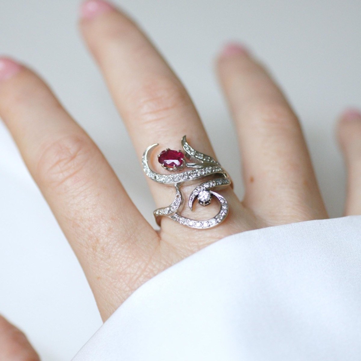 Bague en or blanc, rubis, et diamants - Castafiore