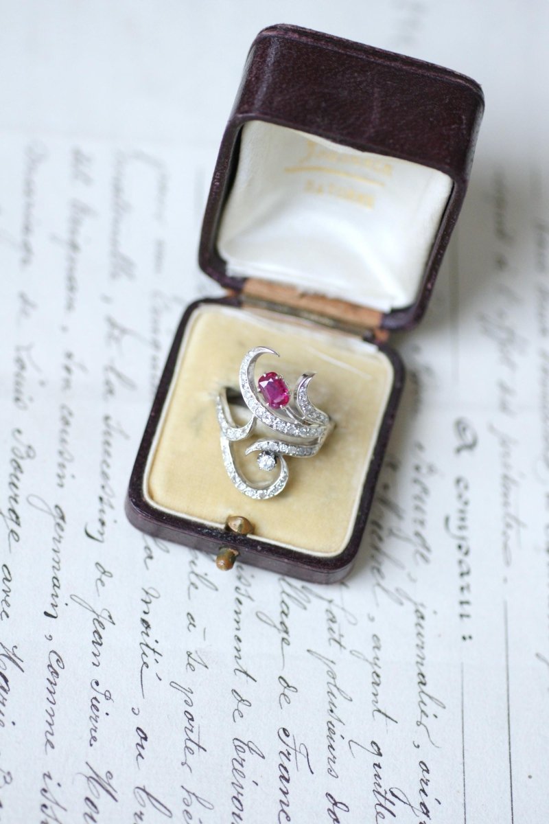 Bague en or blanc, rubis, et diamants - Castafiore