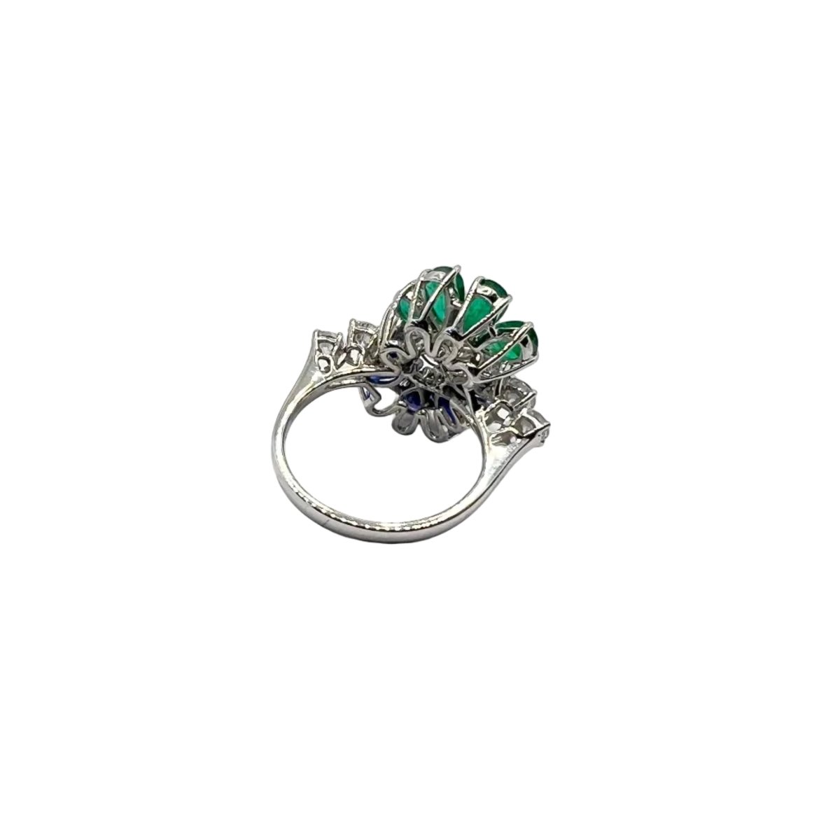 Bague en or blanc, saphir, émeraude, et diamants - Castafiore