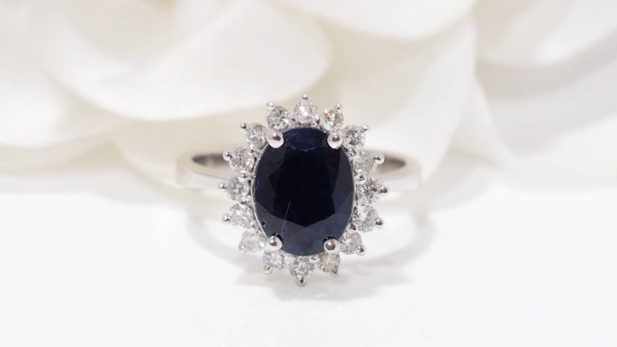 Bague en or blanc, saphir et diamants - Castafiore