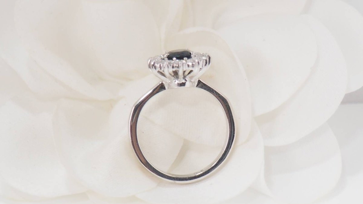 Bague en or blanc, saphir et diamants - Castafiore