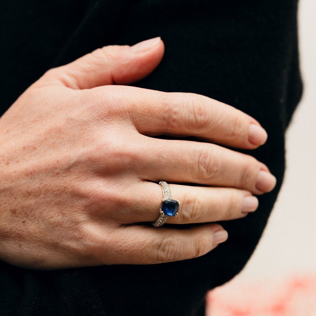 Bague en or blanc, saphir et diamants - Castafiore
