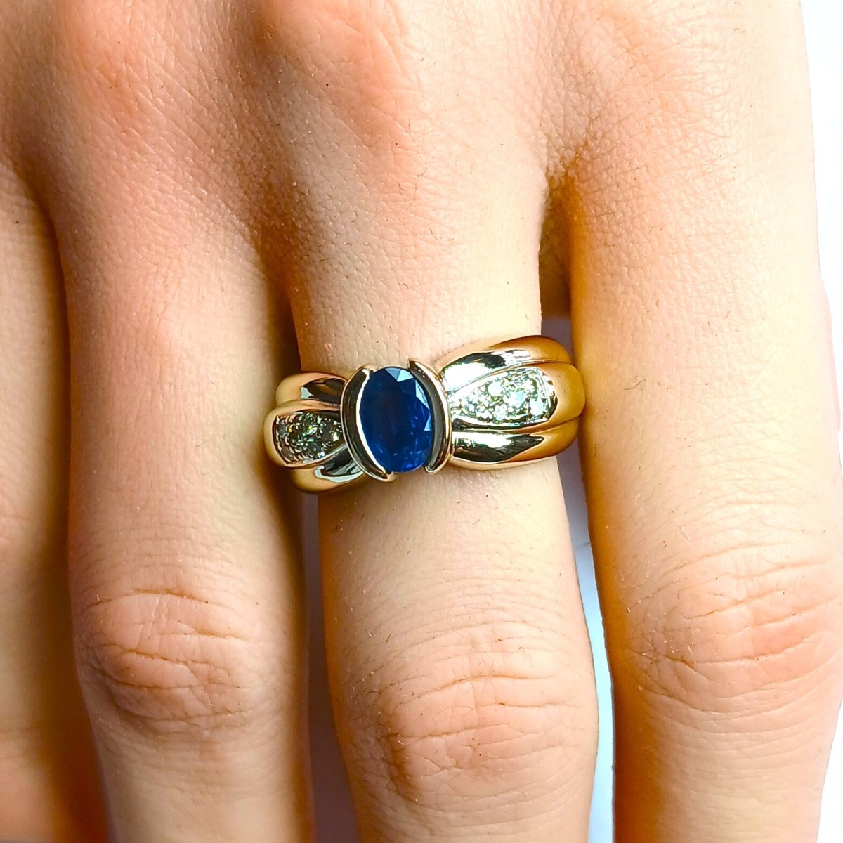 Bague en or blanc, saphir et diamants - Castafiore