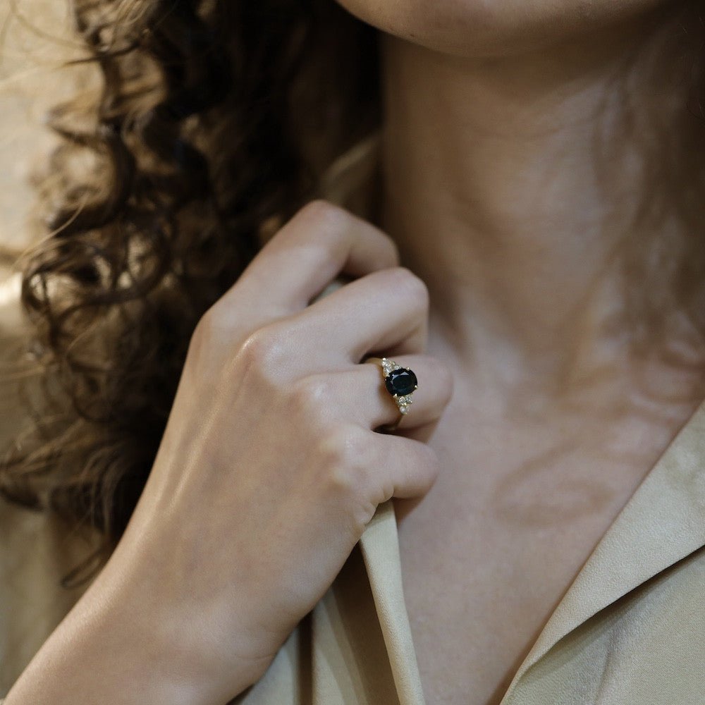 Bague en or blanc, saphir et diamants - Castafiore