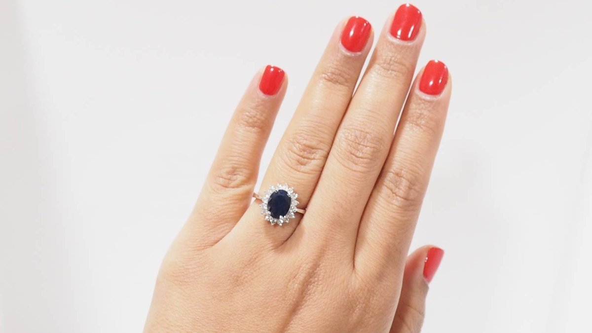 Bague en or blanc, saphir et diamants - Castafiore