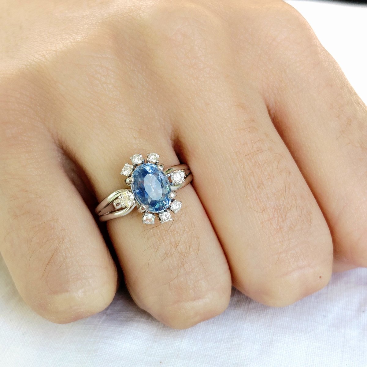 Bague en or blanc, saphir et diamants - Castafiore