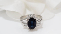 Bague en or blanc, saphir ovale et diamants - Castafiore