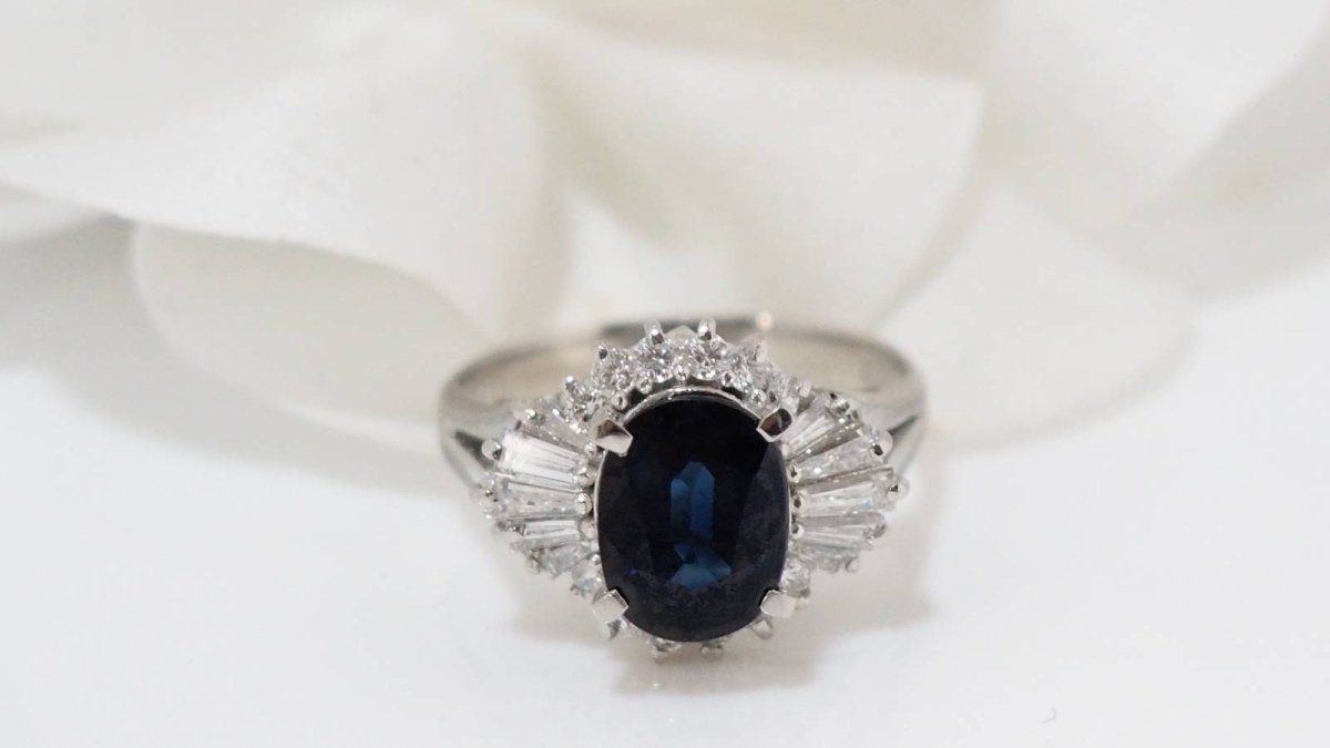 Bague en or blanc, saphir ovale et diamants - Castafiore