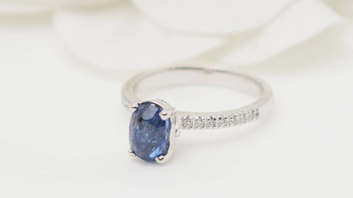 Bague en or blanc, saphir ovale et diamants - Castafiore