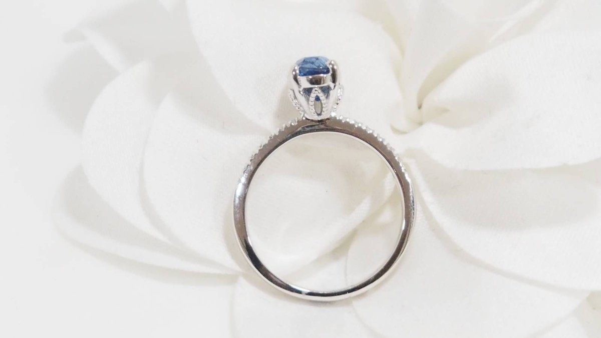 Bague en or blanc, saphir ovale et diamants - Castafiore