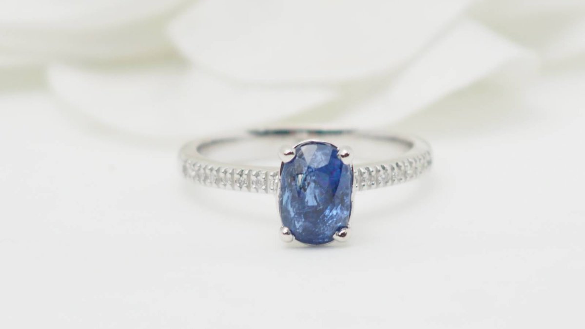 Bague en or blanc, saphir ovale et diamants - Castafiore