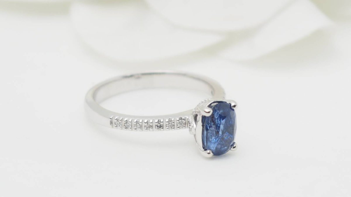 Bague en or blanc, saphir ovale et diamants - Castafiore