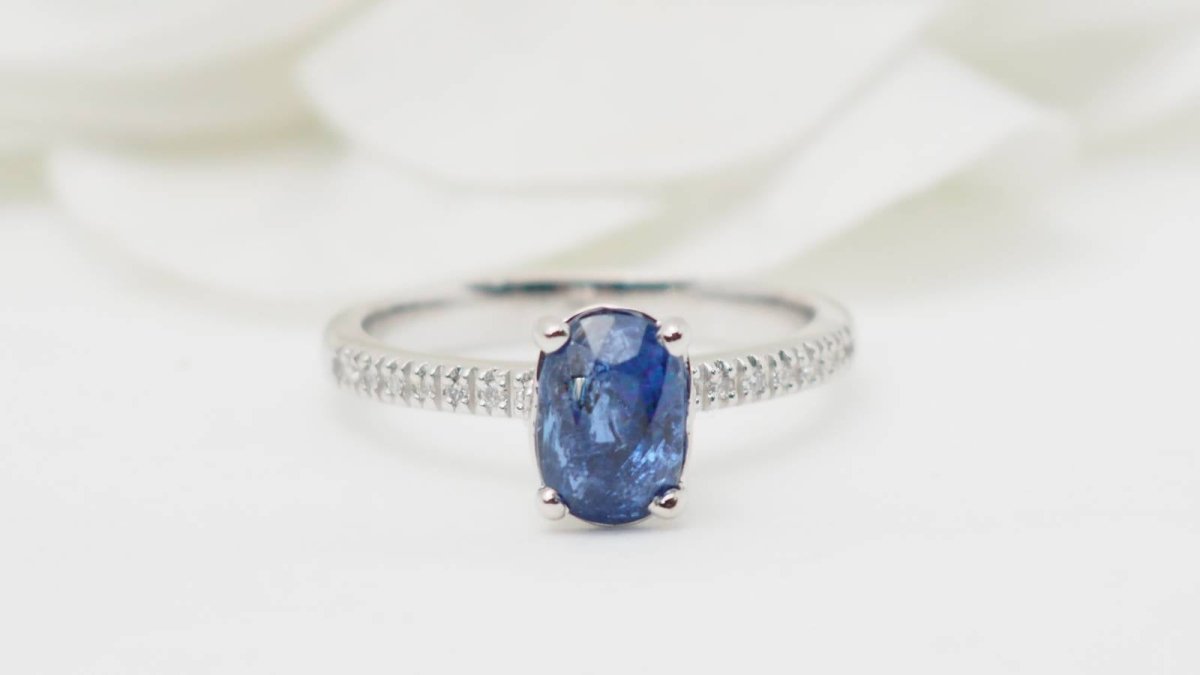 Bague en or blanc, saphir ovale et diamants - Castafiore