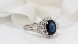 Bague en or blanc, saphir ovale et diamants - Castafiore