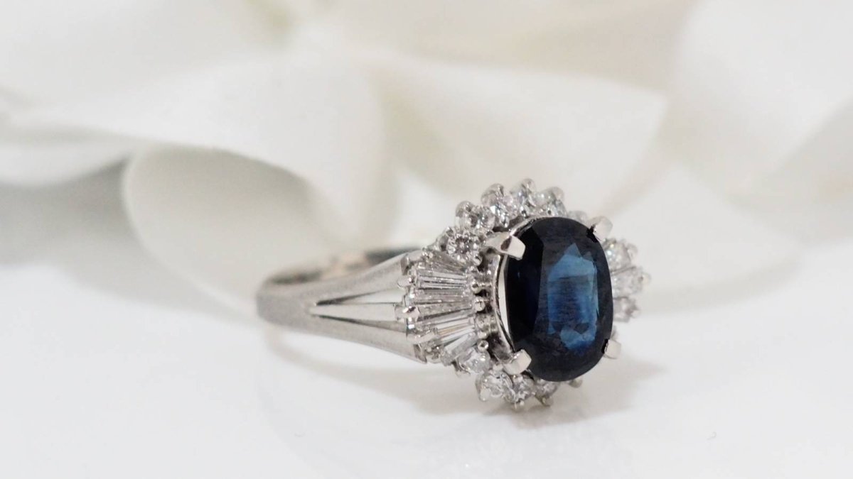 Bague en or blanc, saphir ovale et diamants - Castafiore