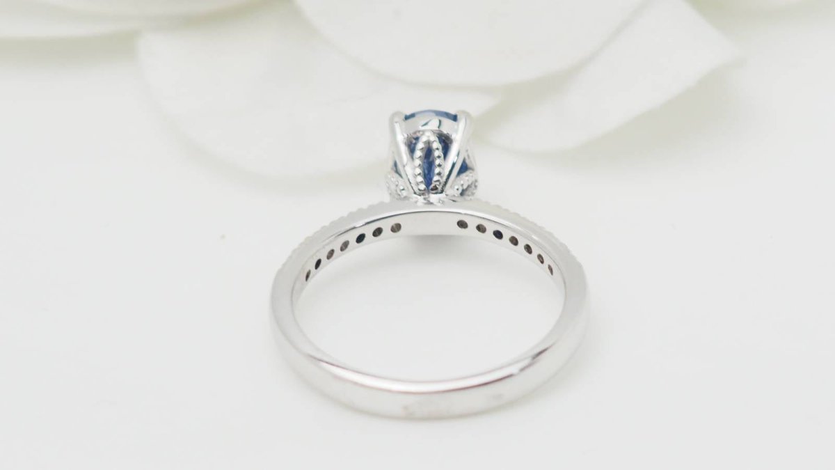 Bague en or blanc, saphir ovale et diamants - Castafiore