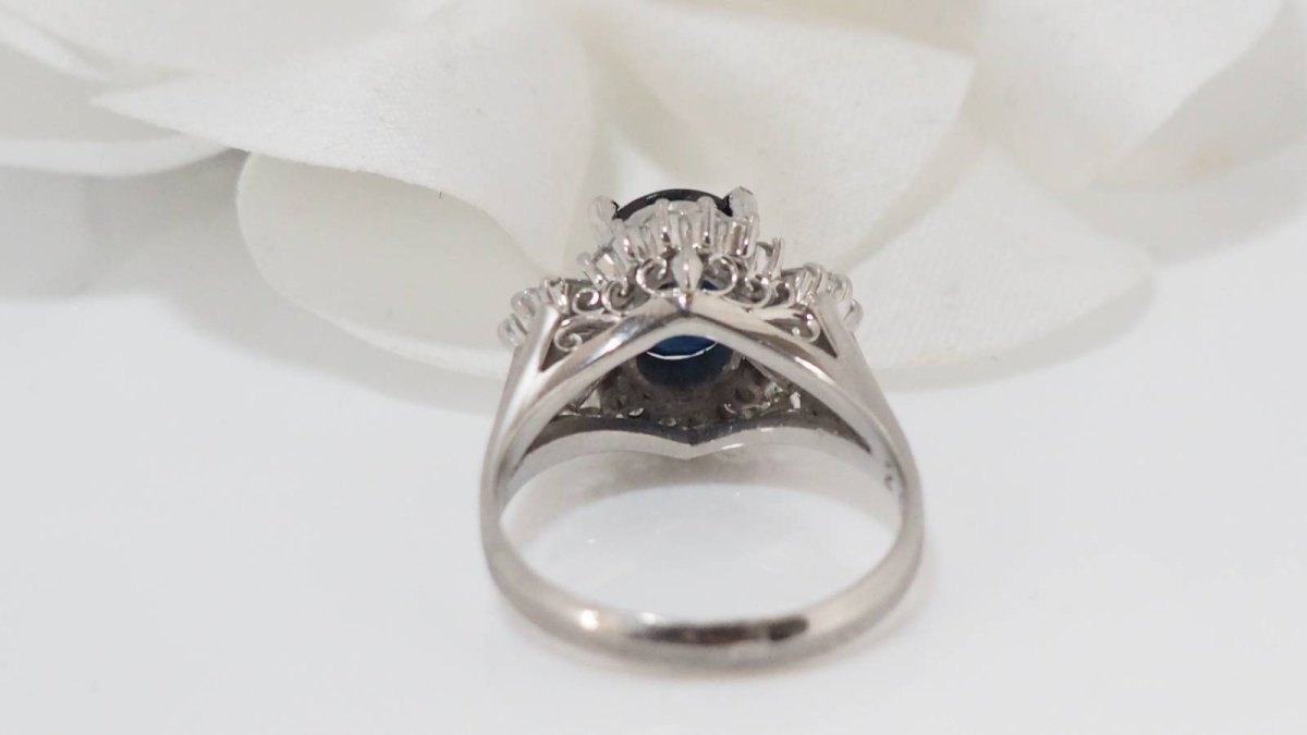 Bague en or blanc, saphir ovale et diamants - Castafiore