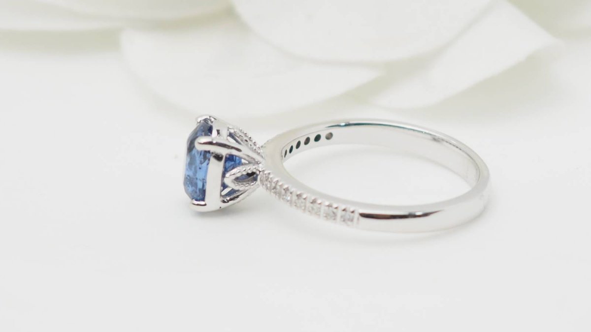 Bague en or blanc, saphir ovale et diamants - Castafiore