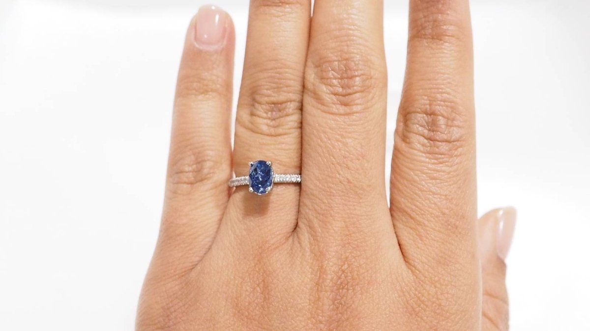 Bague en or blanc, saphir ovale et diamants - Castafiore