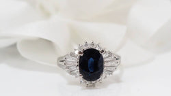 Bague en or blanc, saphir ovale et diamants - Castafiore