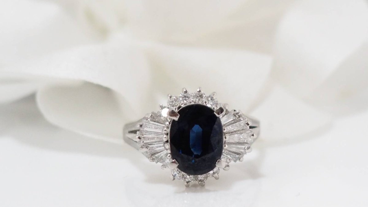 Bague en or blanc, saphir ovale et diamants - Castafiore