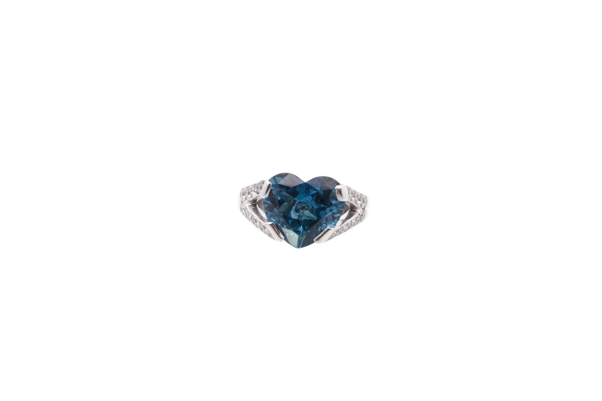 Bague en or blanc, topaze bleue et diamants - Castafiore