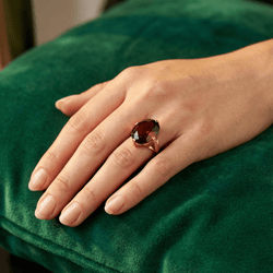 Bague en or champagne et grenat - Castafiore