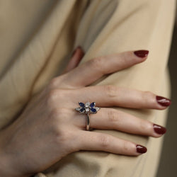 Bague en or gris 18 Cts avec saphirs navettes et diamants brillants vers 1970. Taille 53. - Castafiore