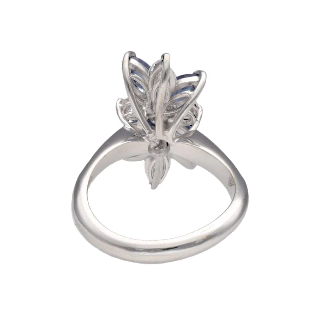 Bague en or gris 18 Cts avec saphirs navettes et diamants brillants vers 1970. Taille 53. - Castafiore