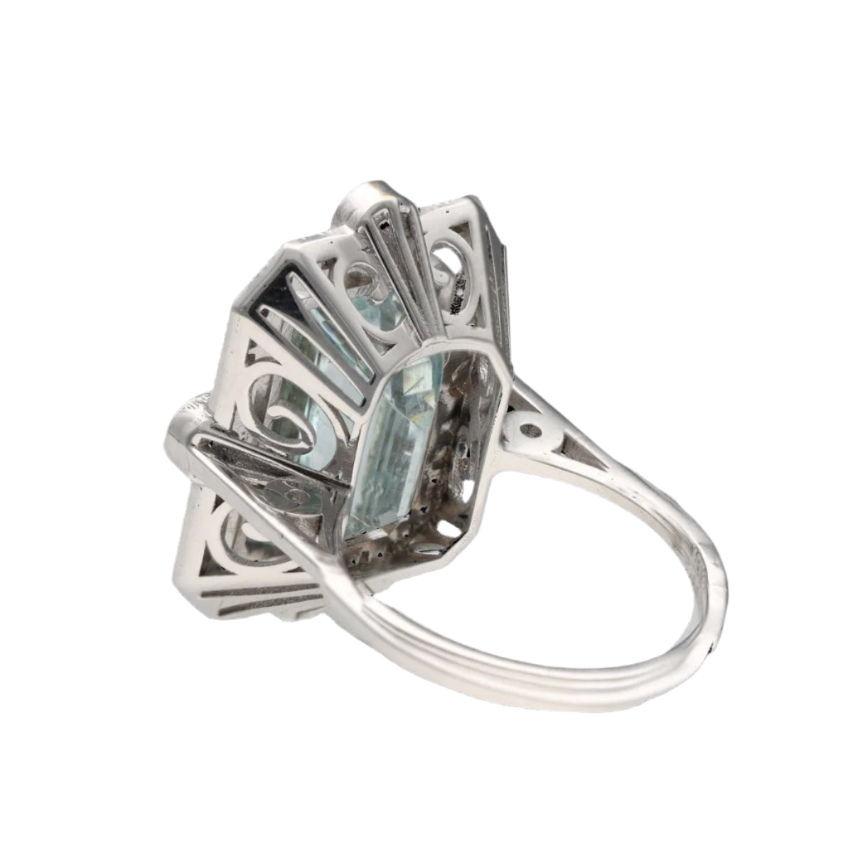 Bague en or gris 18 Cts vers 1970 avec aigue marine de 5,0 Cts et diamants taille ancienne . Taille 55. - Castafiore