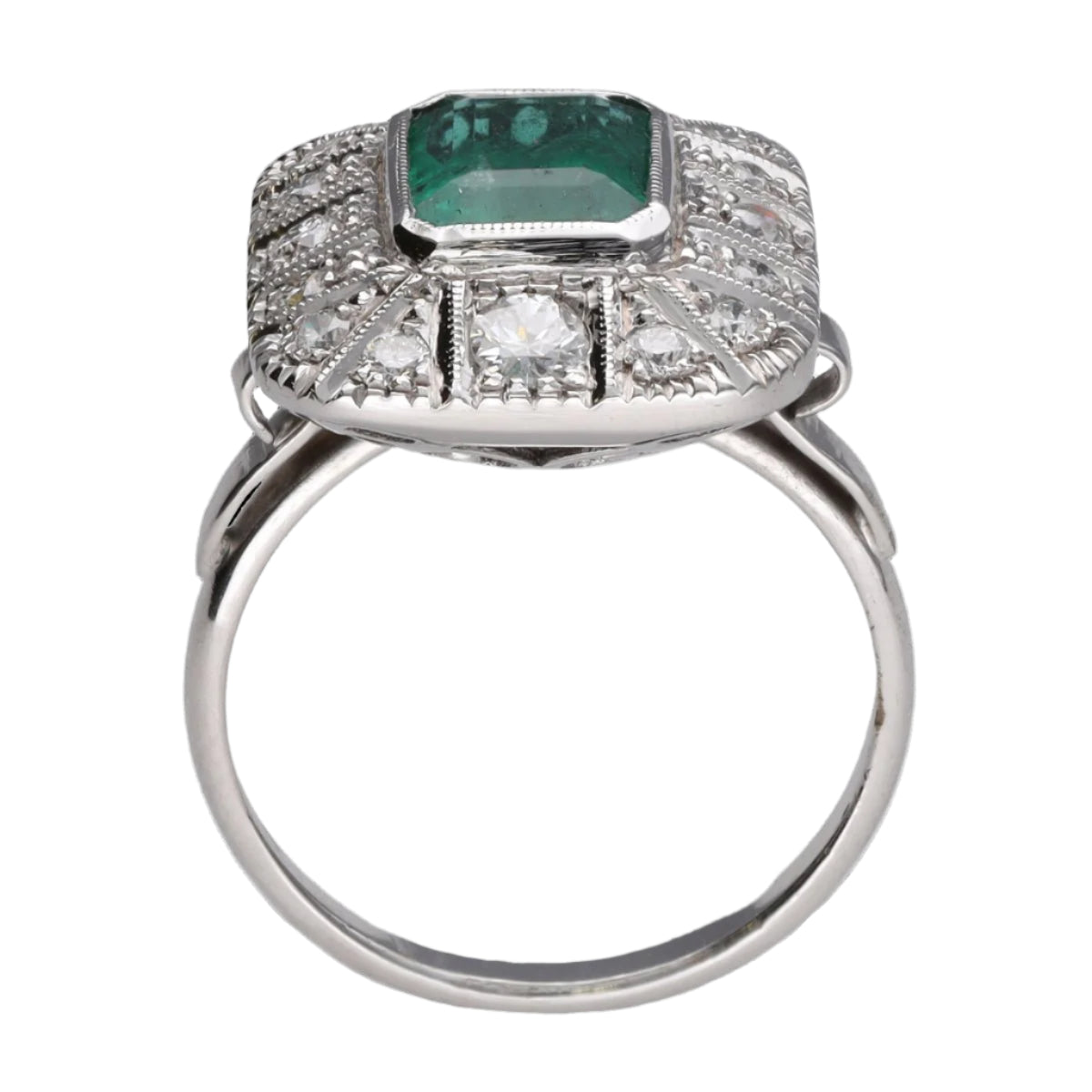 Bague en or gris 18k avec emeraude de 1,50 cts et diamants taille ancienne vers 1970. Taille 56. - Castafiore