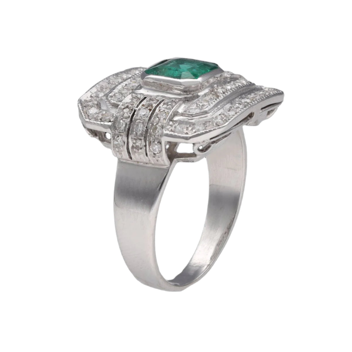 Bague en or gris 18k avec emeraude et diamants taille ancienne vers 1970. Taille 56. - Castafiore