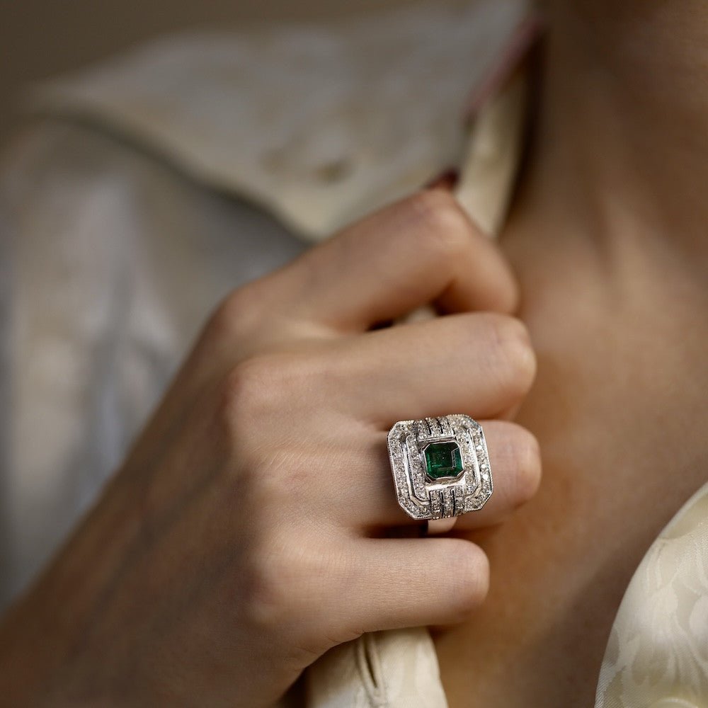 Bague en or gris 18k avec emeraude et diamants taille ancienne vers 1970. Taille 56. - Castafiore