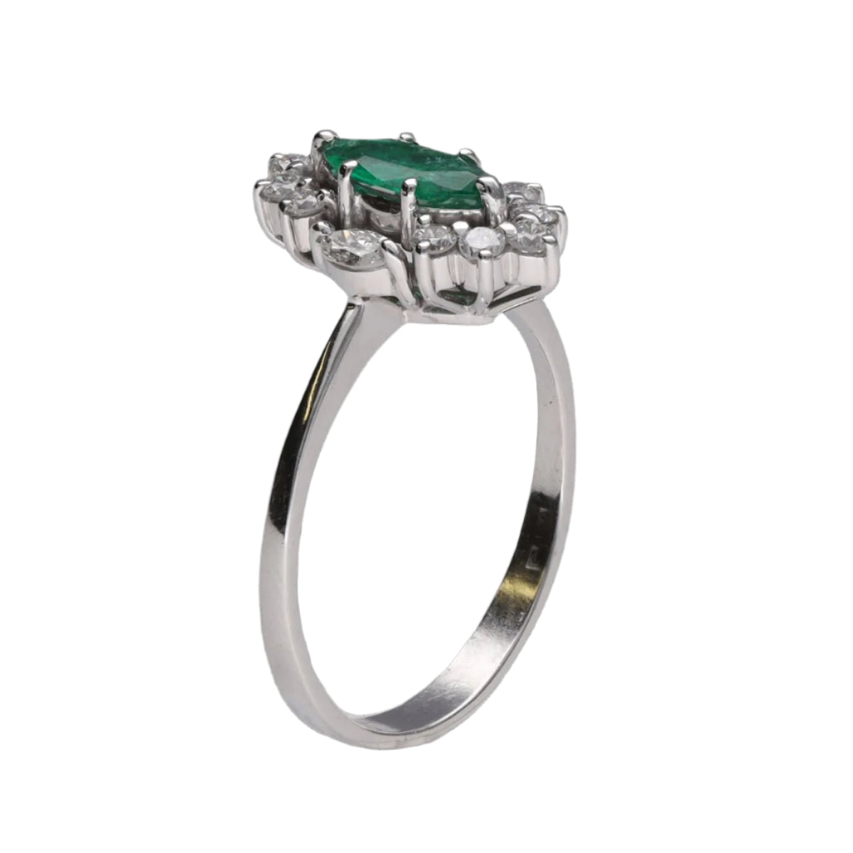 Bague en or gris 18k avec emeraude marquise et diamants brillants vers 2000. Taille 53. - Castafiore