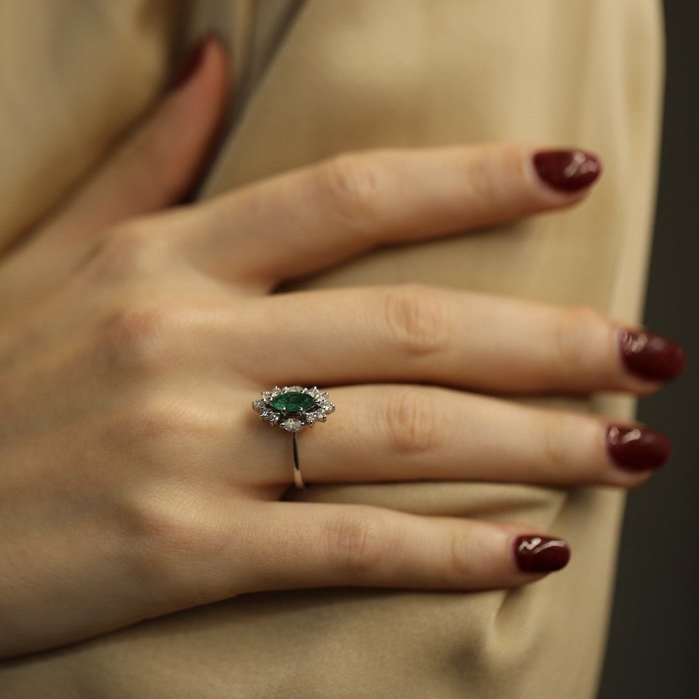 Bague en or gris 18k avec emeraude marquise et diamants brillants vers 2000. Taille 53. - Castafiore