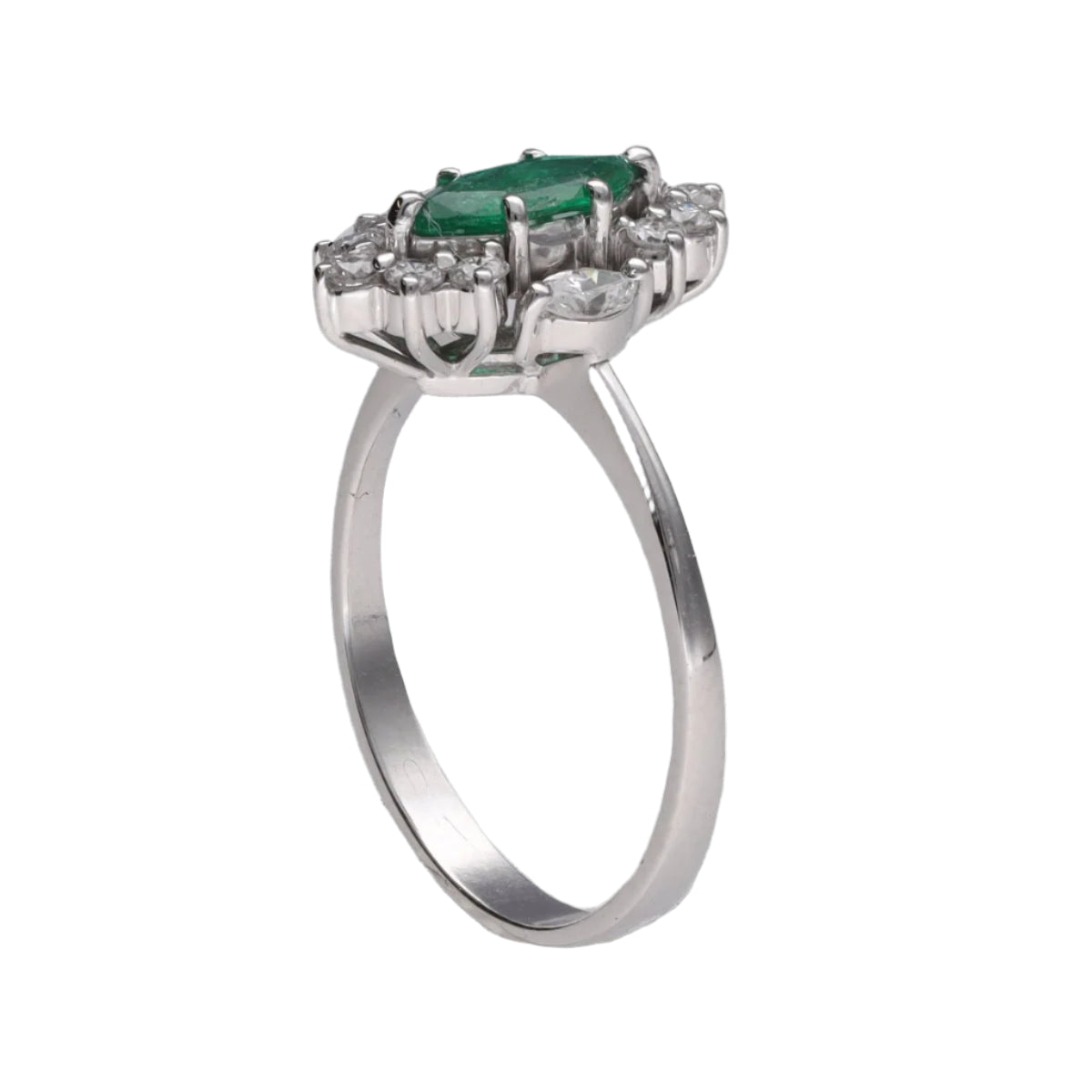 Bague en or gris 18k avec emeraude marquise et diamants brillants vers 2000. Taille 53. - Castafiore