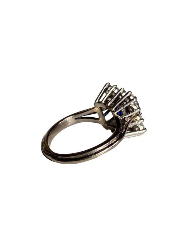 Bague, en Or Gris 18k, platine, saphir et diamants