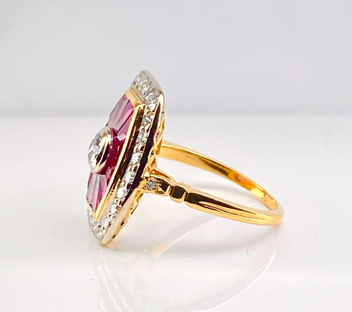 Bague en or jaune 18 carats en diamants et rubis. - Castafiore