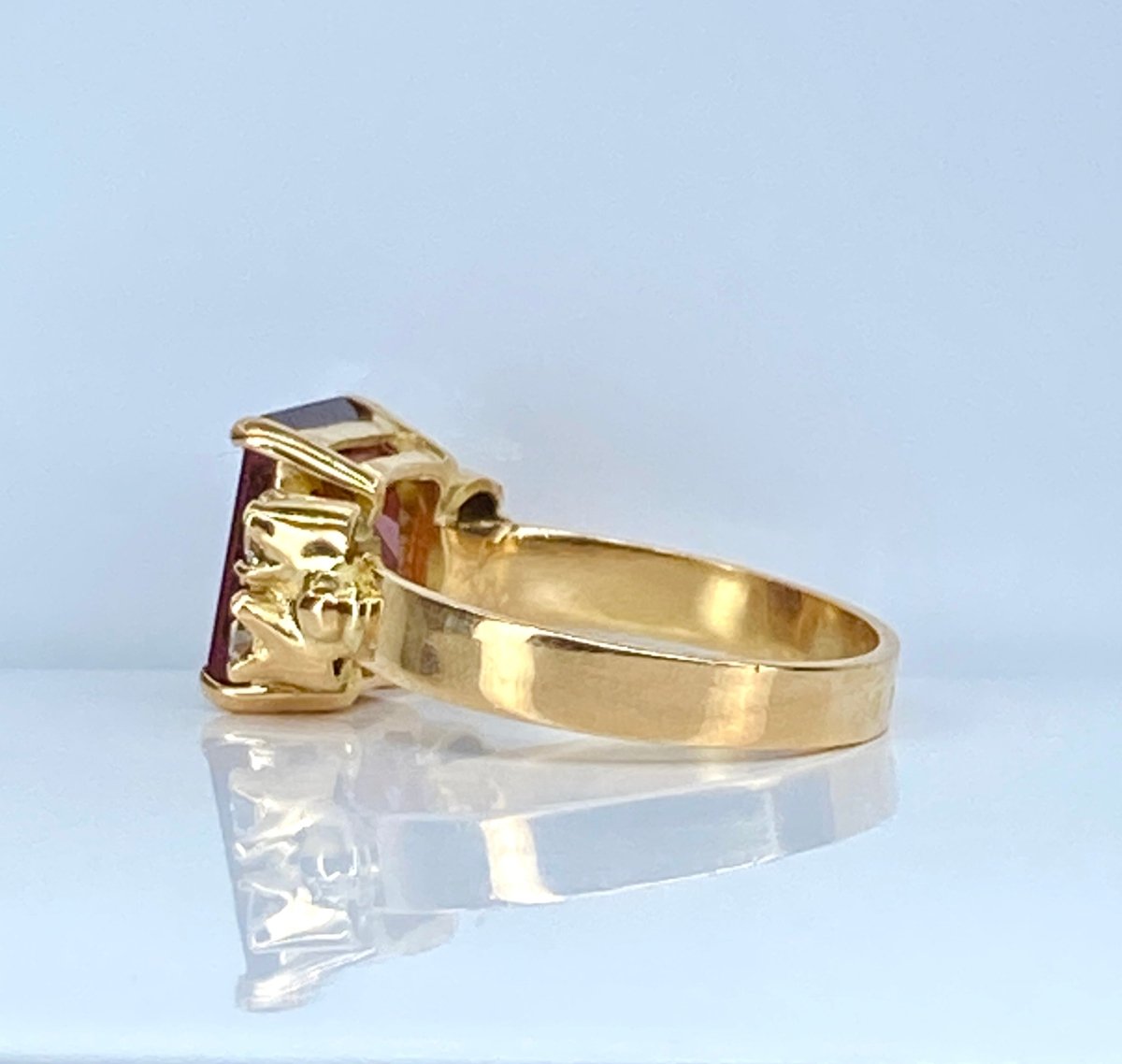 Bague en or jaune 18 carats , grenat et diamants - Castafiore