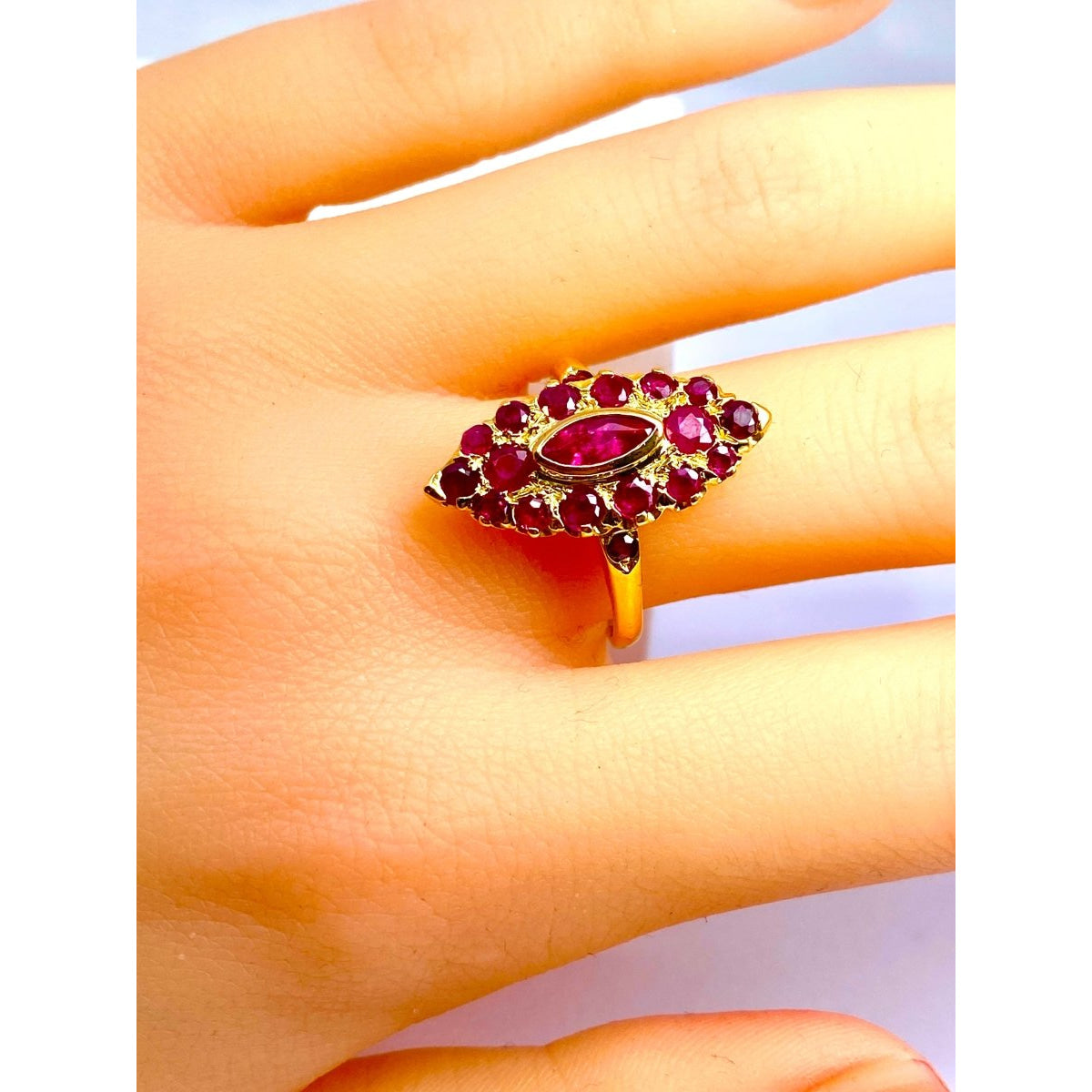 Bague en or jaune 18 carats pavée de rubis. - Castafiore