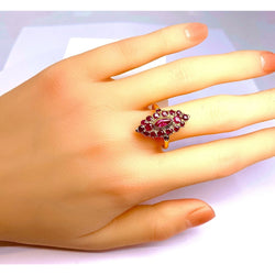 Bague en or jaune 18 carats pavée de rubis. - Castafiore