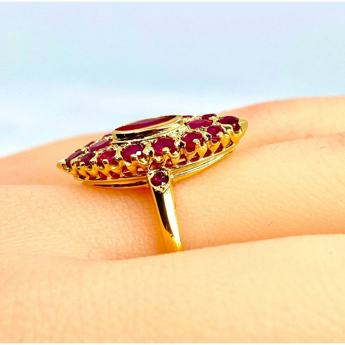 Bague en or jaune 18 carats pavée de rubis. - Castafiore