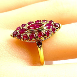 Bague en or jaune 18 carats pavée de rubis. - Castafiore